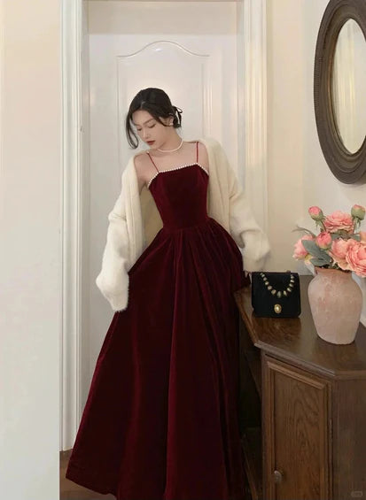 Vestido de noche largo de terciopelo rojo vino con tirantes finos y hombros descubiertos